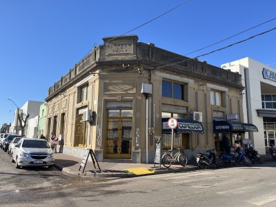 Hotel, restaurant y kiosco edificio completo en venta en exclusividad en Carmelo.