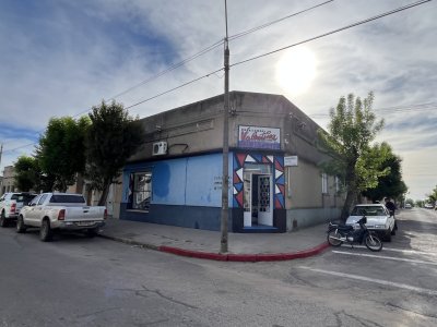Local comercial, casa y apto en venta en calle 19 de Abril Carmelo. 