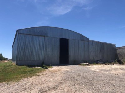 Gran ubicación!! venta de Galpón de 400 m2 y oficinas a metros de ruta 1, Ecilda Paullier.