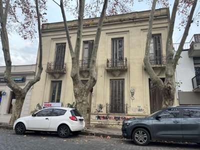 Local comercial Barrio Histórico en venta en Av. Gral Flores a reciclar.