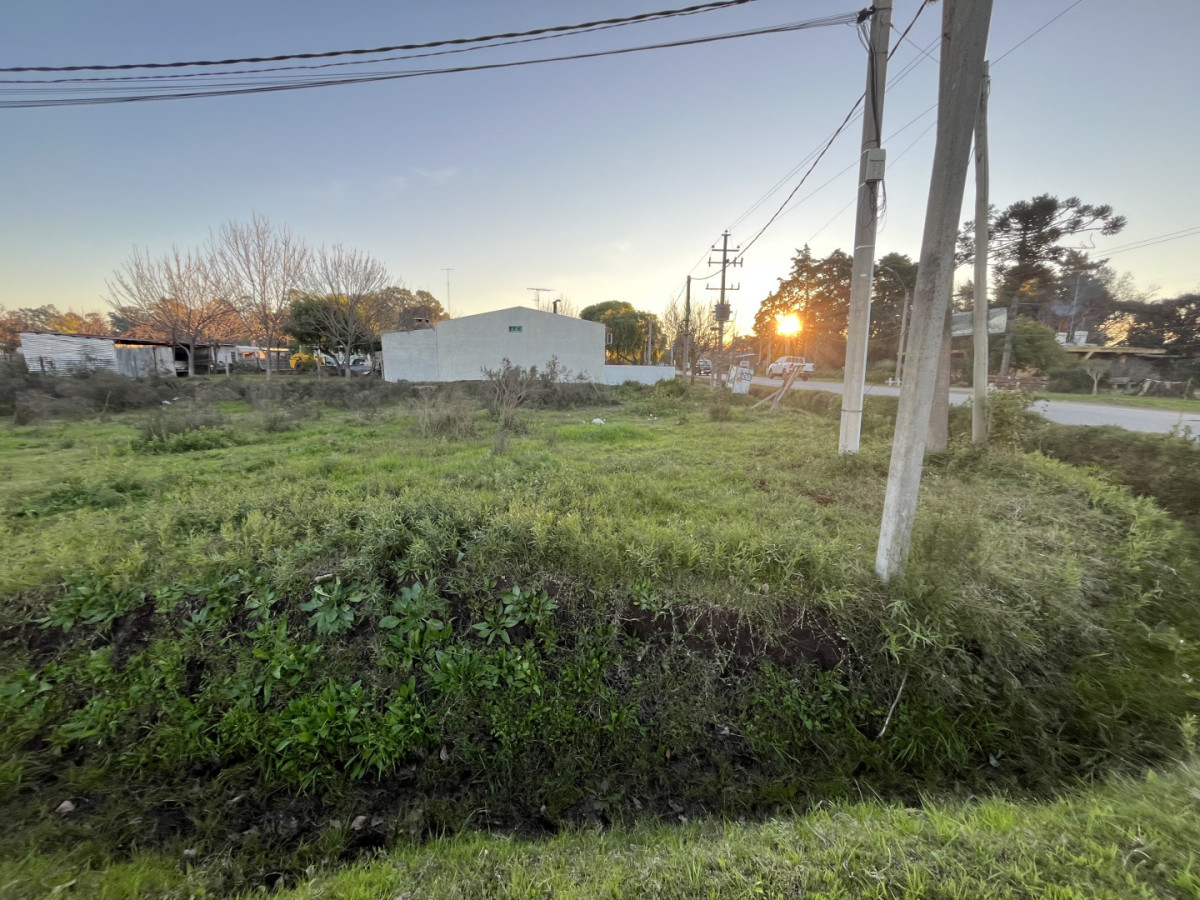 Buen terreno en venta proximo a ruta 21 en Av. Paraguay, Carmelo.