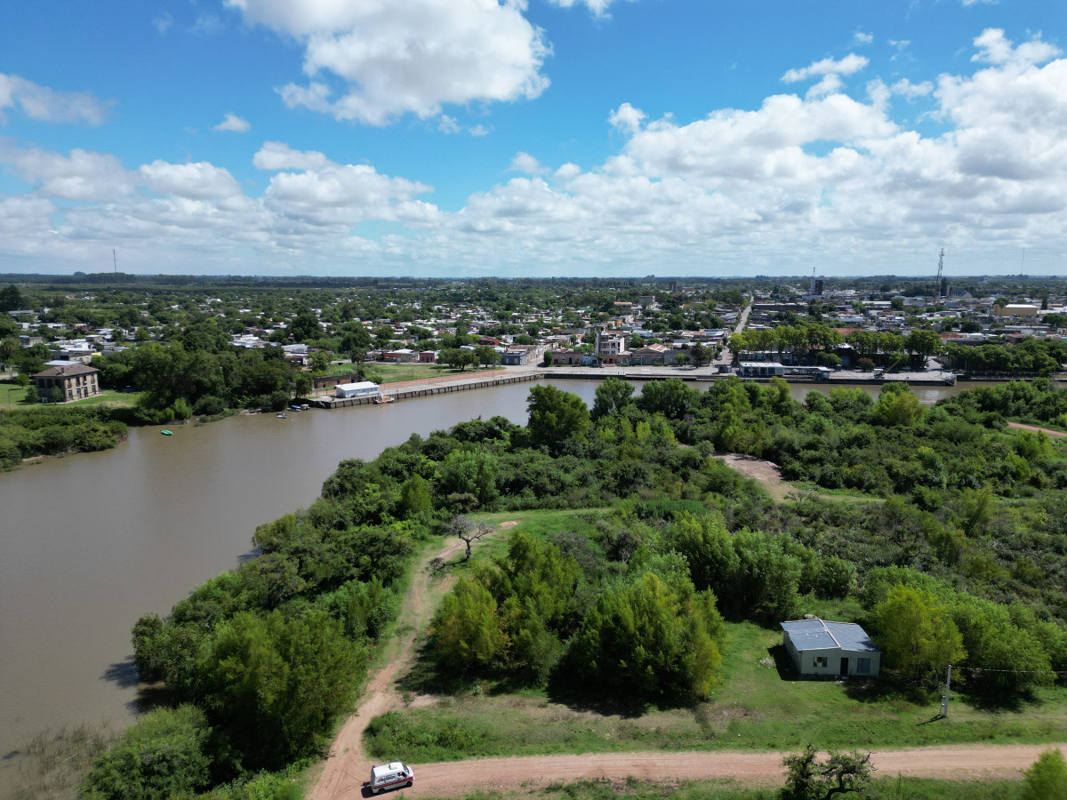 Gran terreno en venta con frente a arroyo de las Vacas, Carmelo.