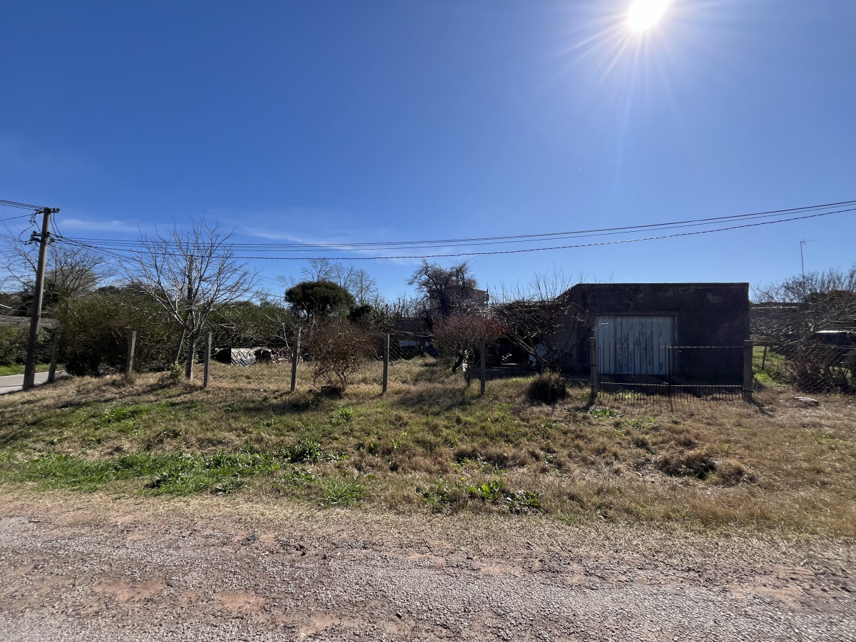 Excelente terreno en esquina en venta con mejoras en Carmelo.
