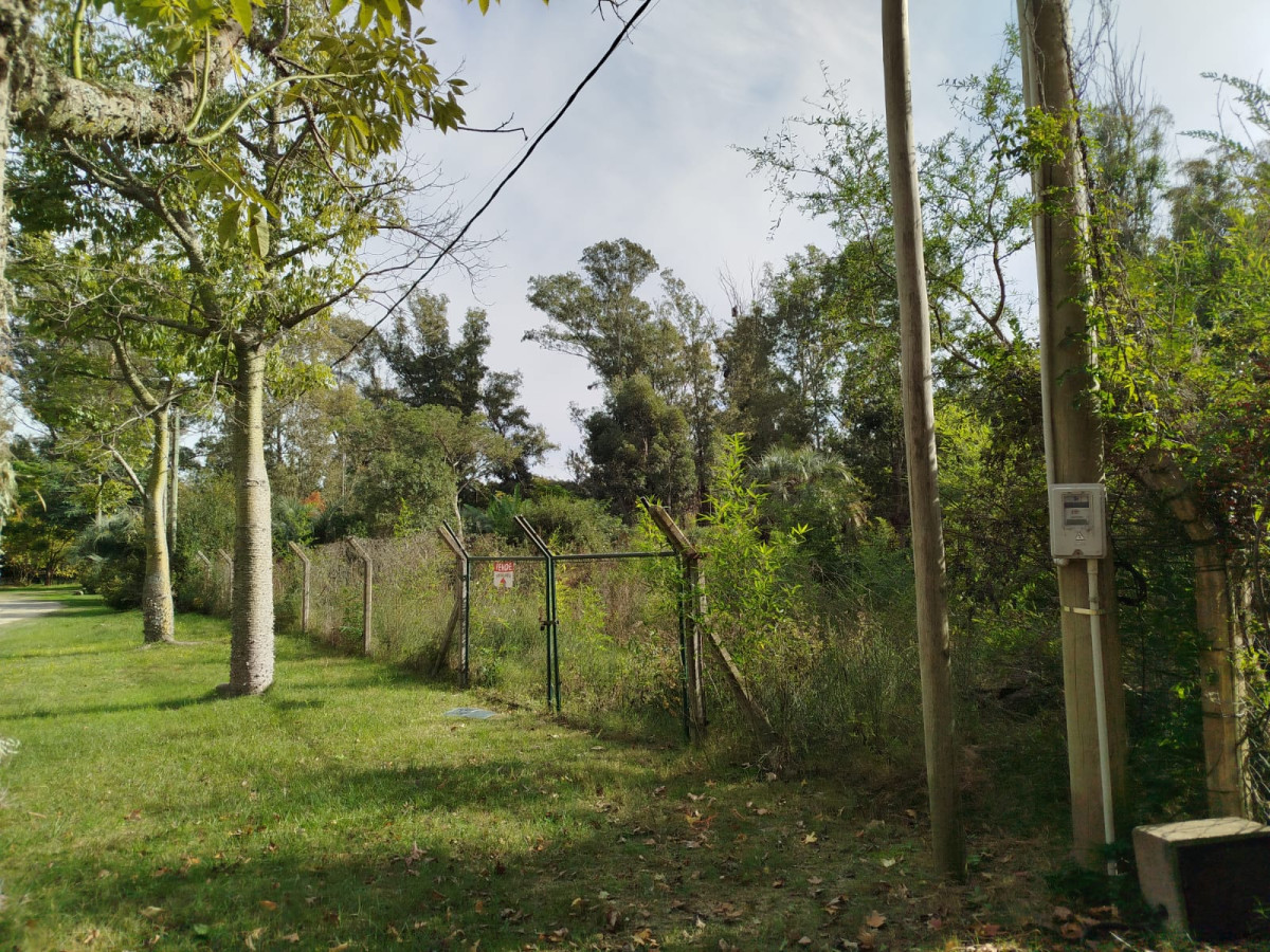 Gran terreno en venta con costa de arroyo en Santa Ana.