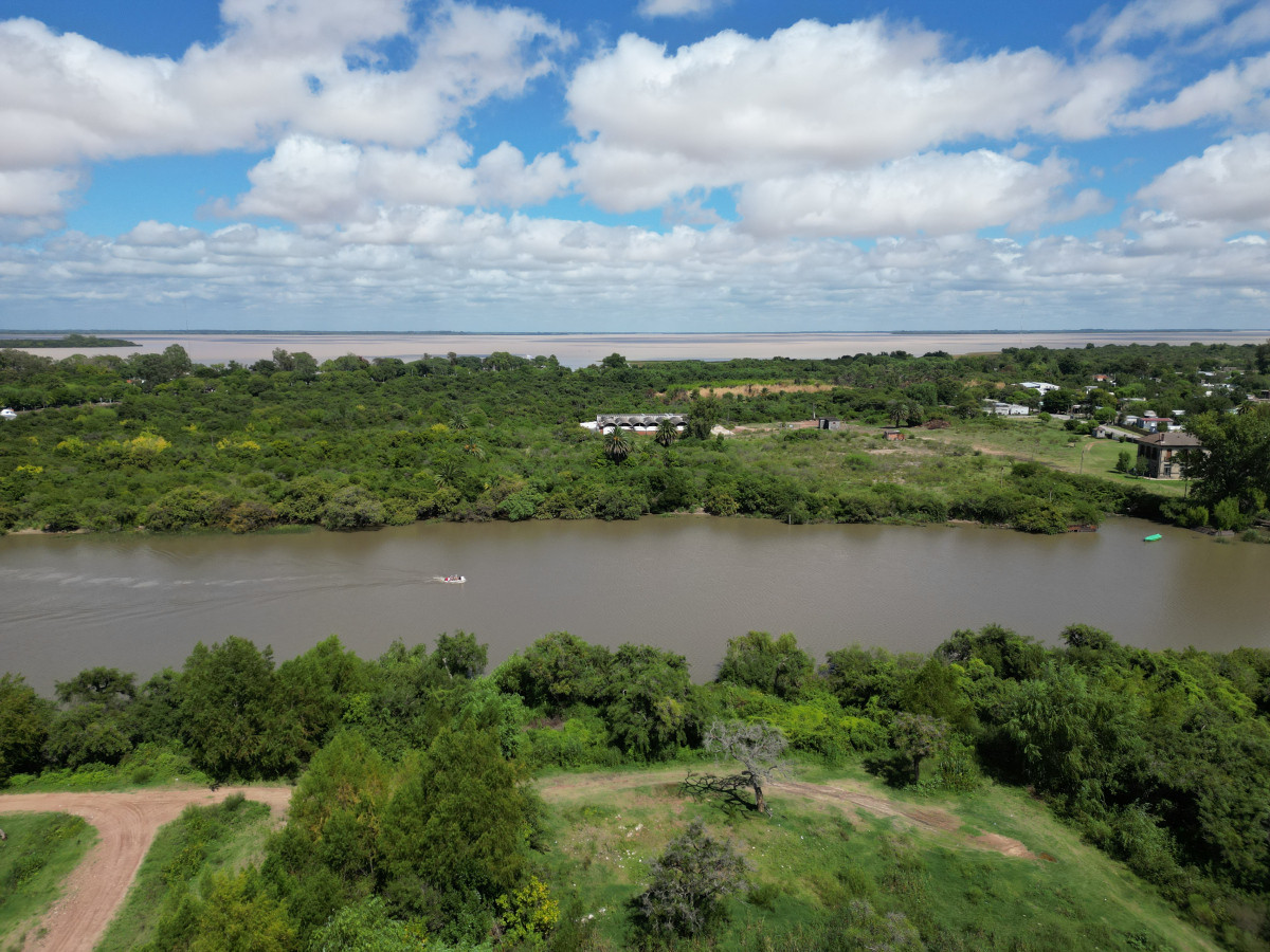  Buen terreno en venta con frente a arroyo de las Vacas, Carmelo.