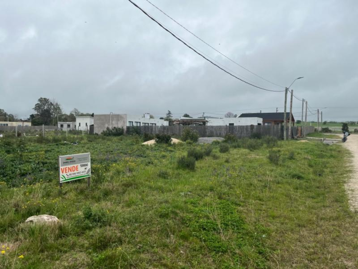 Excelente terreno en venta en esquina en barrio de constante desarrollo Juan Lacaze.