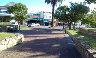 Hotel en venta frente a Plaza San Fernando en el centro de Maldonado.