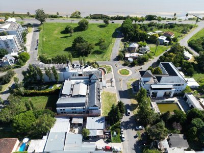 Excepcional Hotel de 5 estrellas con vista plena al Río de la Plata en venta en Colonia. 