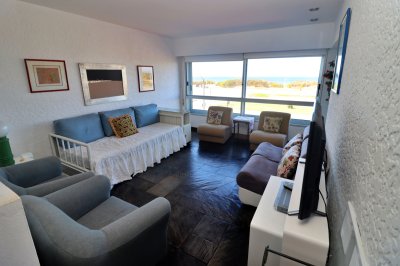 Apto con vista a playa brava. Primera linea