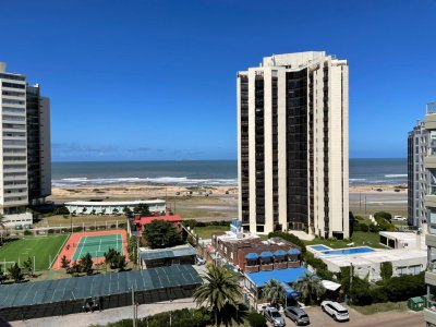 Apartamento 2 dormitorios en suite. Vista a playa Brava
