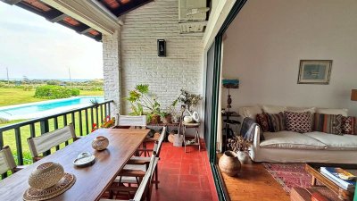 Apartamento en alquiler temporal frente a playa Brava, 3 dormitorios.
