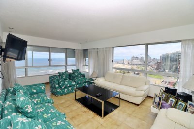 Apartamento frente a Playa Brava. 2 dormitorios. 