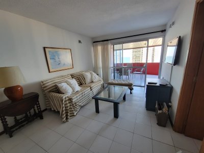 Apto. de 2 dormitorios con vista a playa Brava