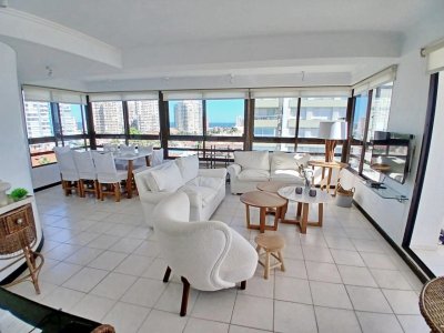 Apartamento 3 dormitorios. Frente a playa mansa.
