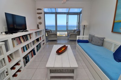 Apartamento en playa brava con vista al mar, excelentes servicios.