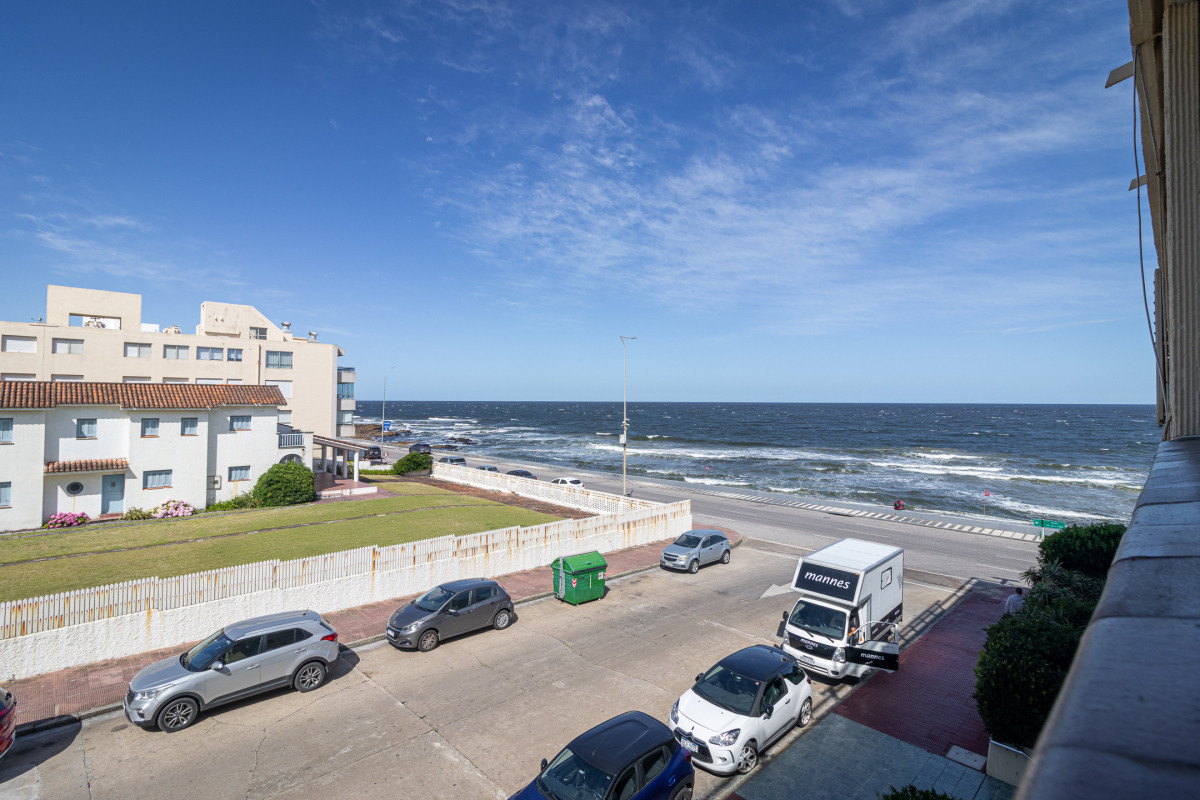 Ubicado frente a la icónica Playa El Emir