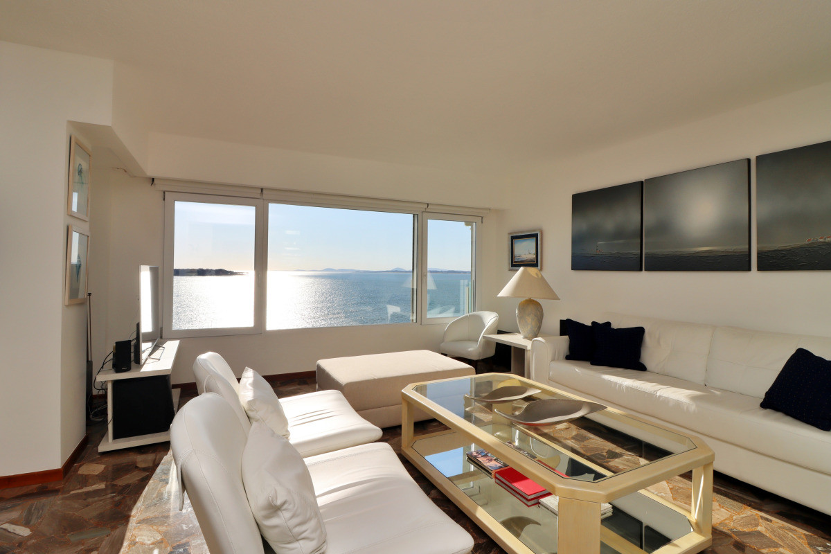 Apto frente al mar en Playa Mansa, pda. 3 