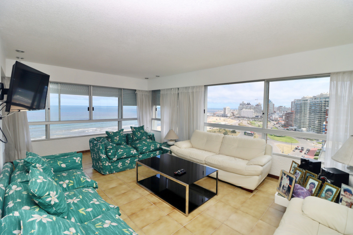 Apartamento frente a Playa Brava. 2 dormitorios.