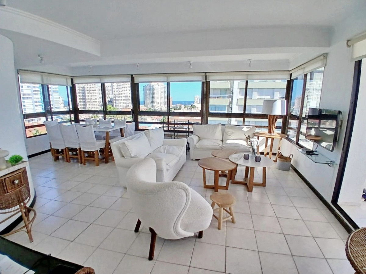 Apartamento 3 dormitorios. Frente a playa mansa.