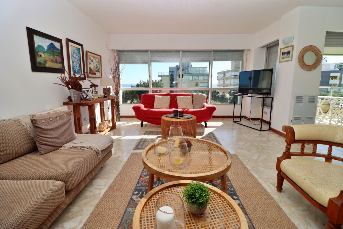 Apartamento a pasos de la playa mansa. 3 dormitorios.