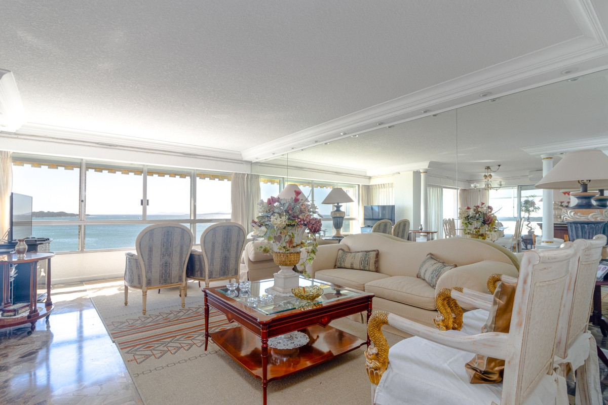 Apartamento en venta Playa Mansa 3 dormitorios