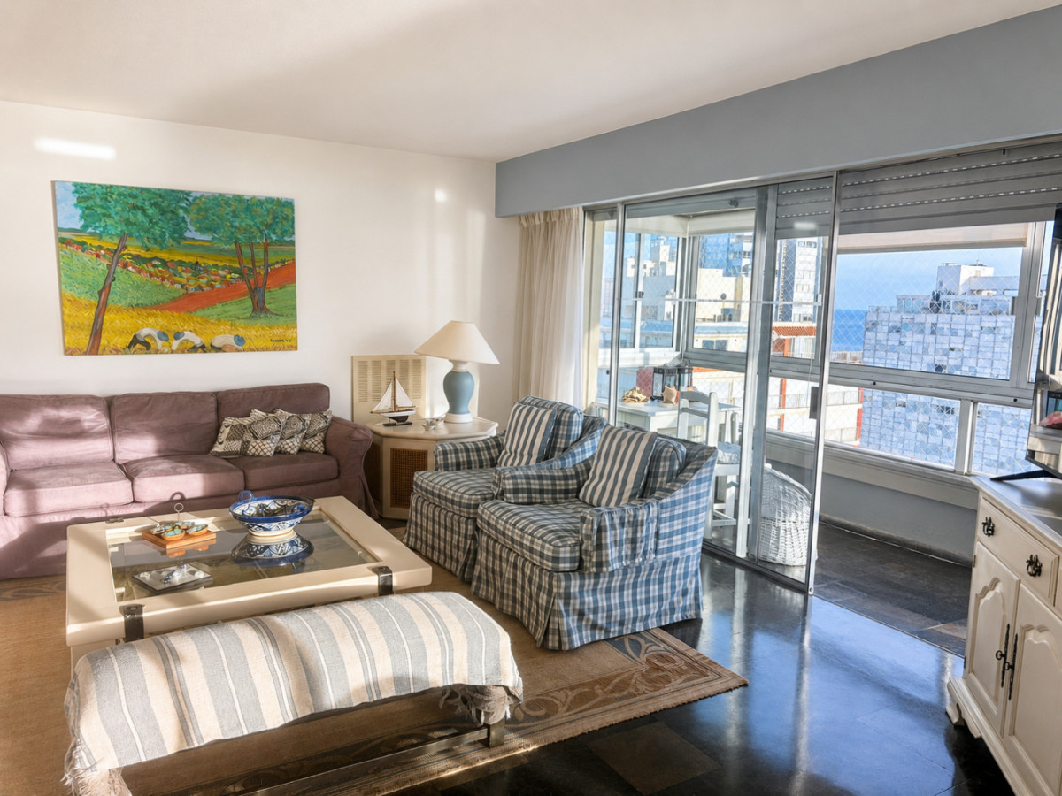 Apartamento en península. 3 dorm y servicio. Vista al puerto