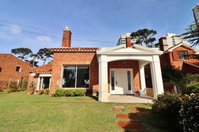 Casa en playa mansa. 4 dorm. 