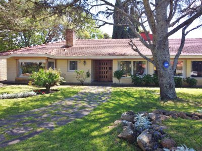 Espectacular casa en venta en Playa Mansa estilo clásico buena categoría