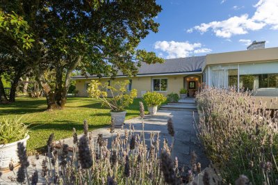 Casa con piscina en zona Cantegril.