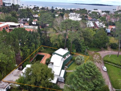 Casa sólida de época para reciclar en excelente ubicación Playa Mansa parada 10