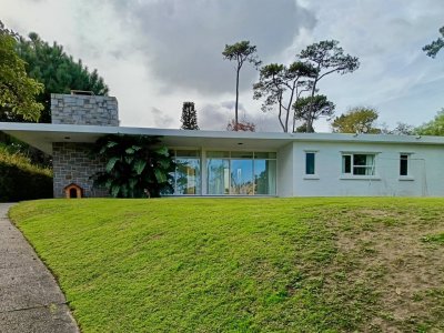 Excelente casa en Pinares. 3 suites, piscina y parrillero 