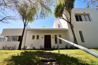 Casa moderna en Rincón del indio, con Piscina. 4 dorm. 