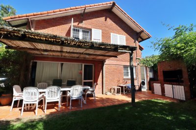 Casa en alquiler anual. Pinares a metros del mar