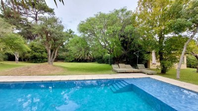 Casa en Rincón del Indio, alquiler y venta. 3 Suites, Amplio Jardín, Piscina y Parrillero 
