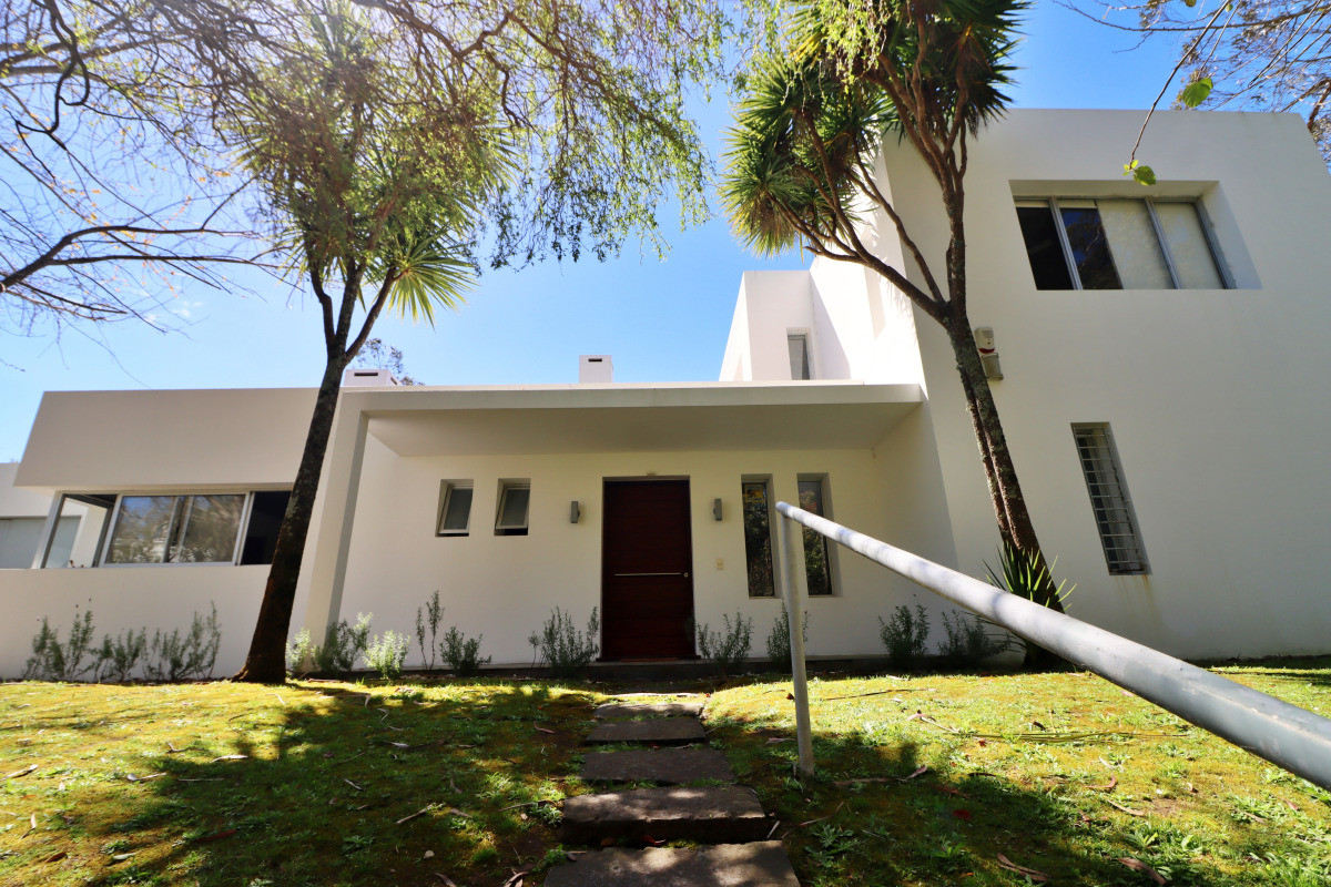 Casa moderna en Rincón del Indio, con Piscina. 4 dorm.
