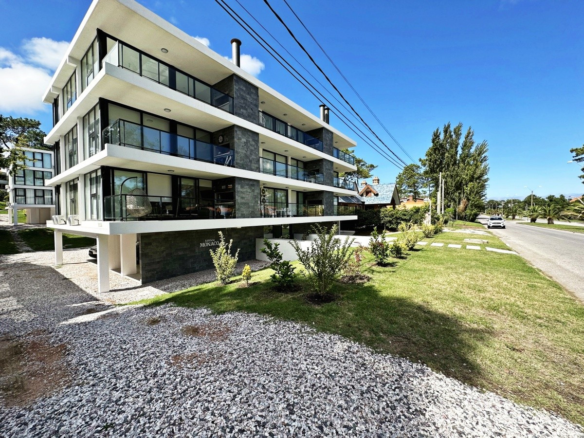 APARTAMENTO EN VENTA DE 3 DORMITORIOS CON PARRILLERO PROPIO EN MANSA