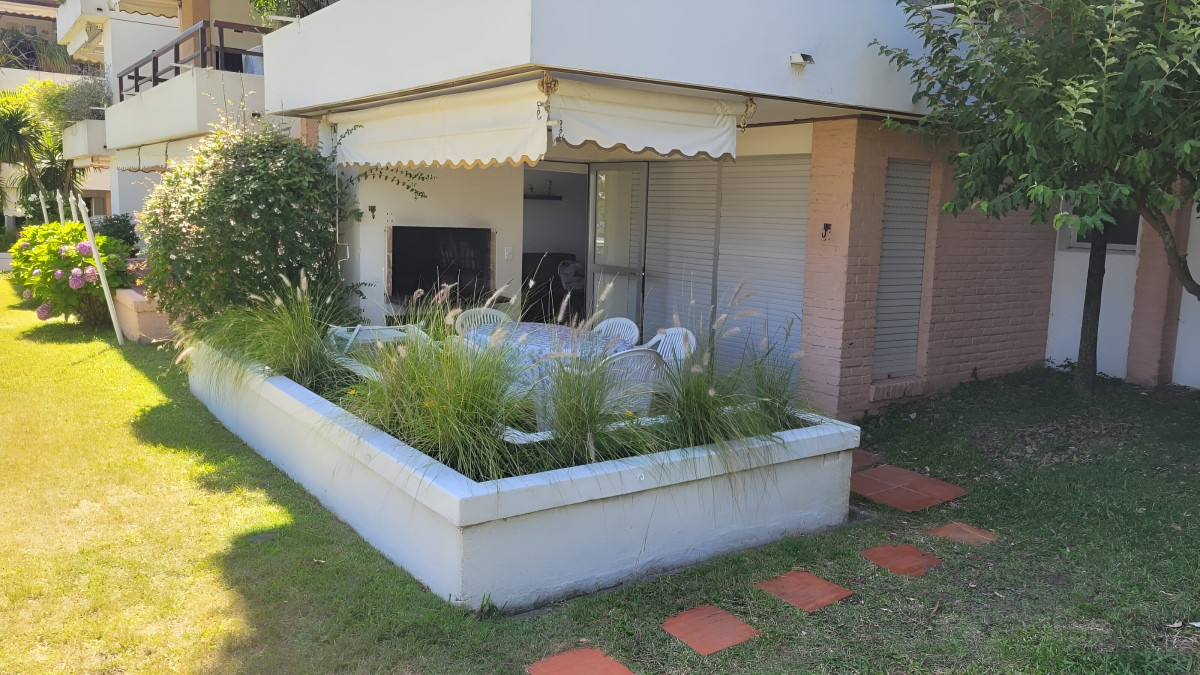 Apartamento Playa Mansa -  3 dorm.