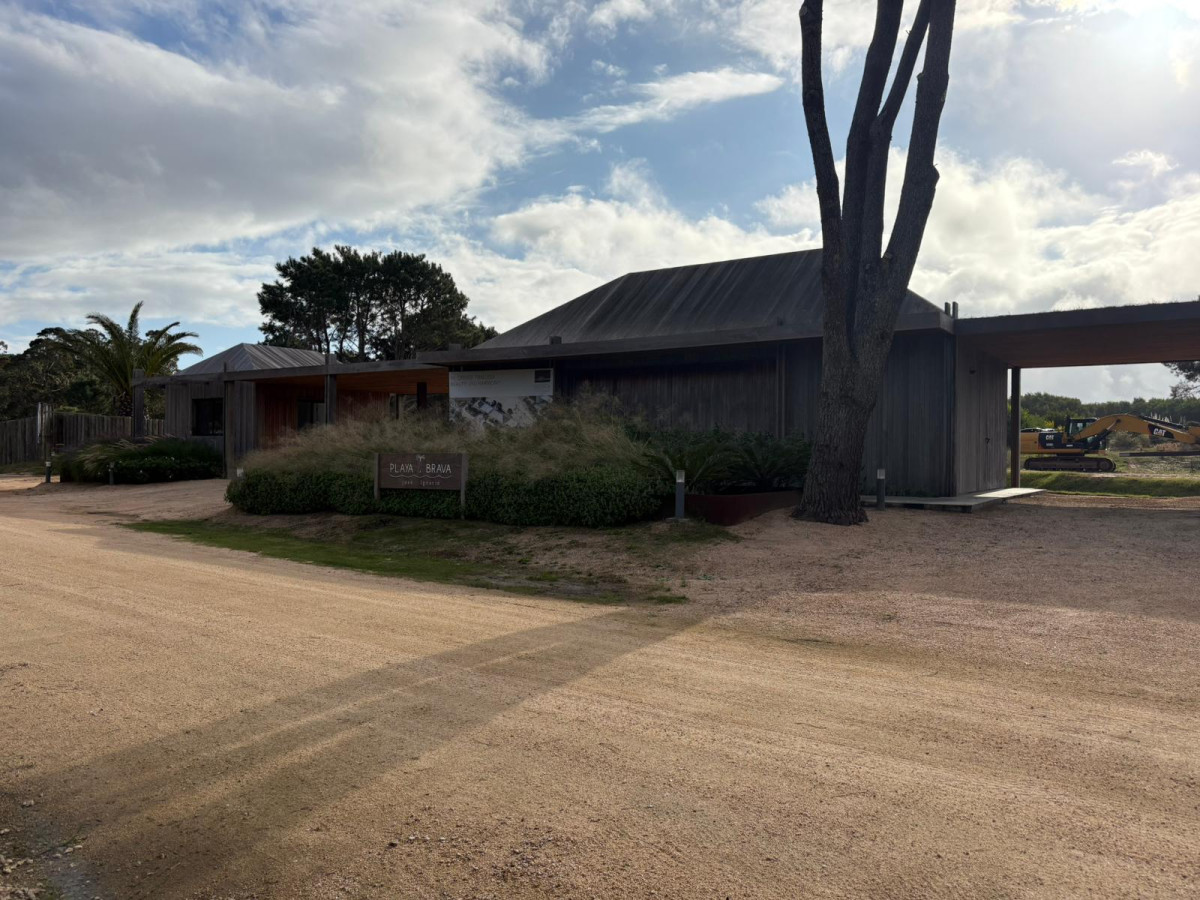 Terrenos de 1000m2 en barrio privado Playa Brava José Ignacio desde $280.000