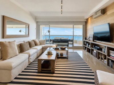 Apartamento en venta 3 suites + dependencia frente a playa brava