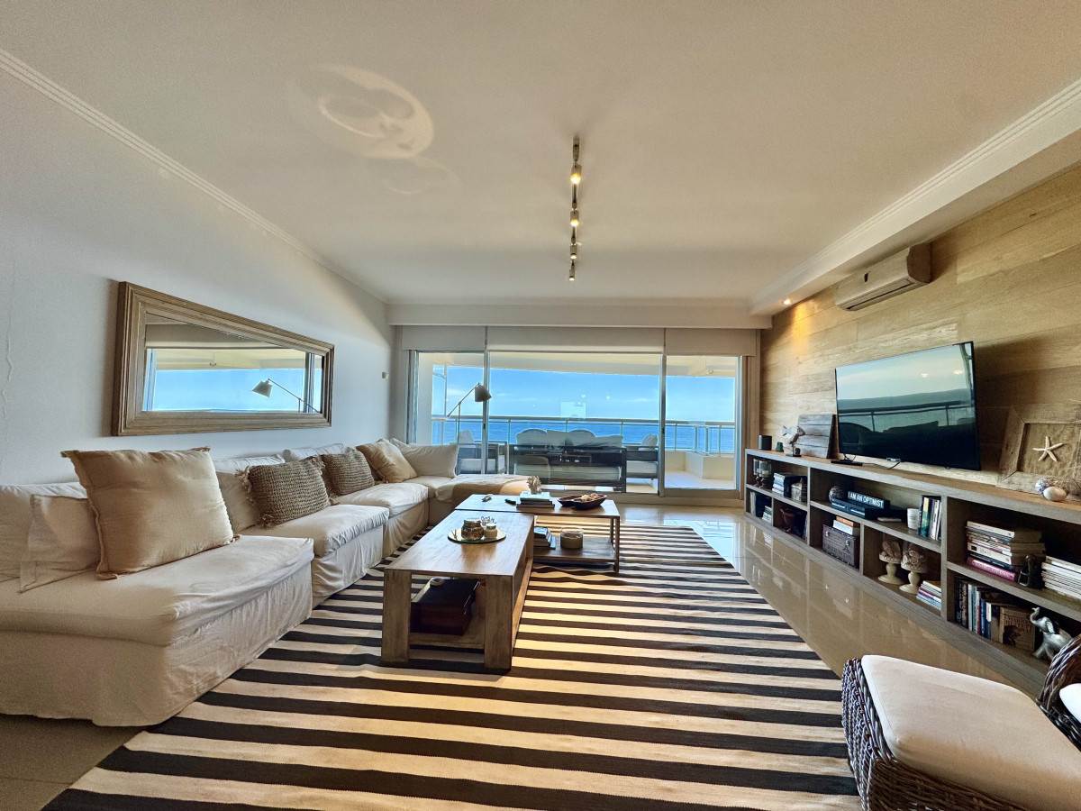 Apartamento en venta 3 suites + dependencia frente a playa brava