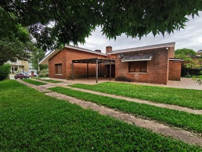 Venta de propiedad con 2 casa y amplio terreno