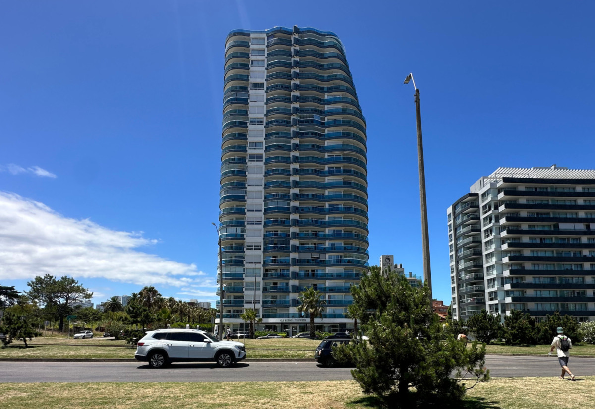Apartamento en venta en Casino Tower, Punta del Este.