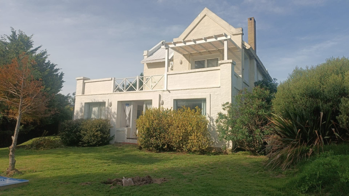 Casa en Venta en la Barra cinco dormitorios mas servicio con piscina