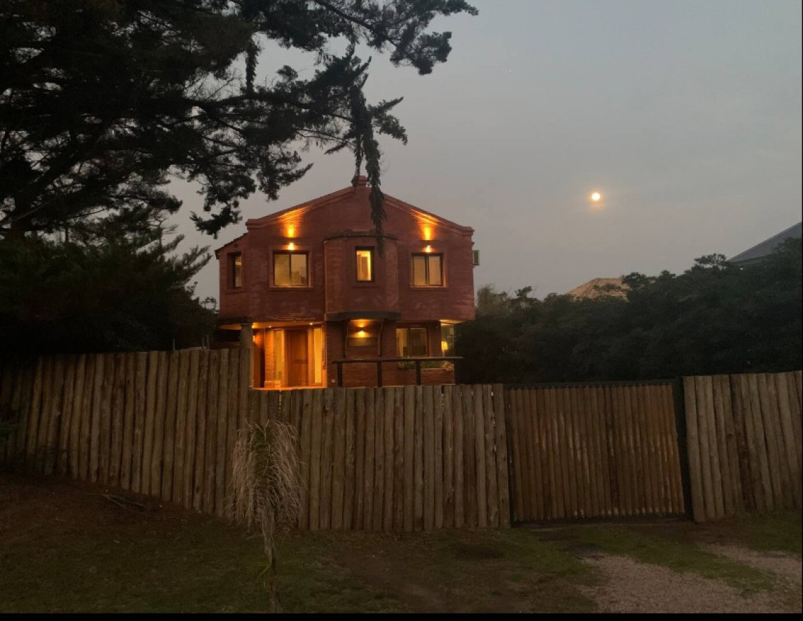 Venta de casa en La Barra a 100 metros de playa Montoya