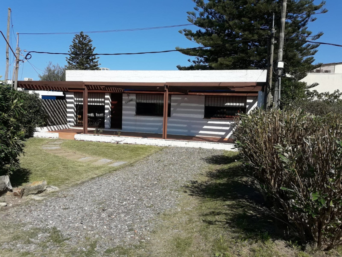 Alquiler de casa tres dormitorios en calle Los Suspiros y el Mar 