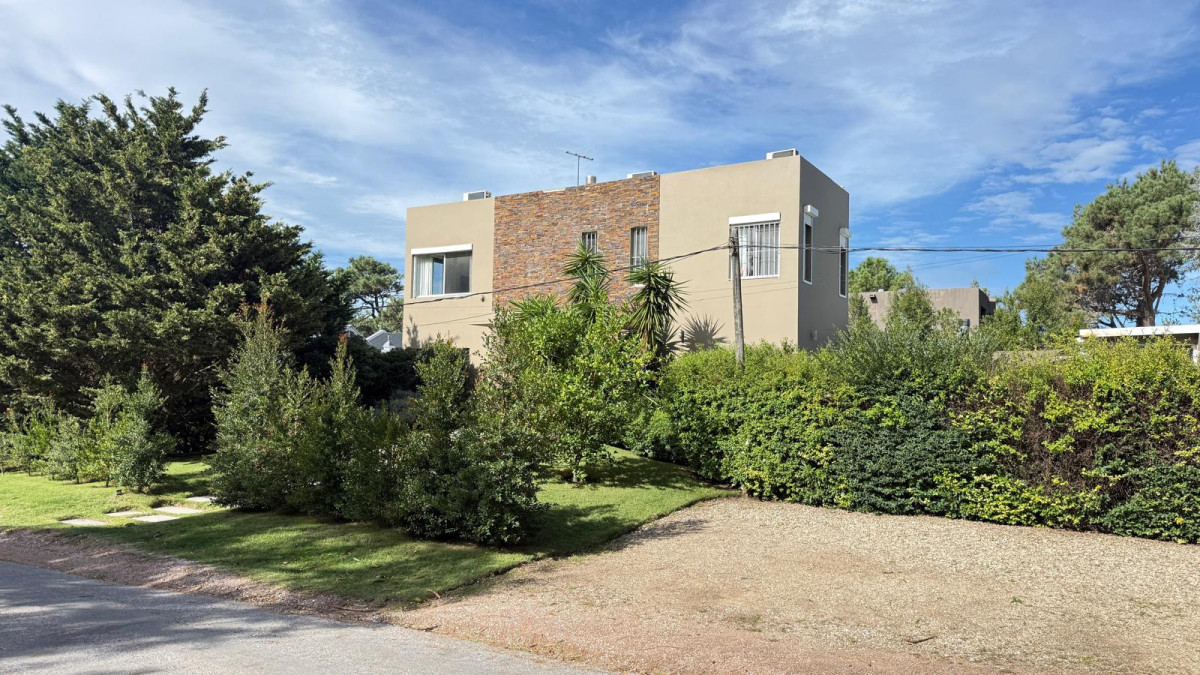 Casa en Venta en La Barra a dos cuadras de Playa Montoya