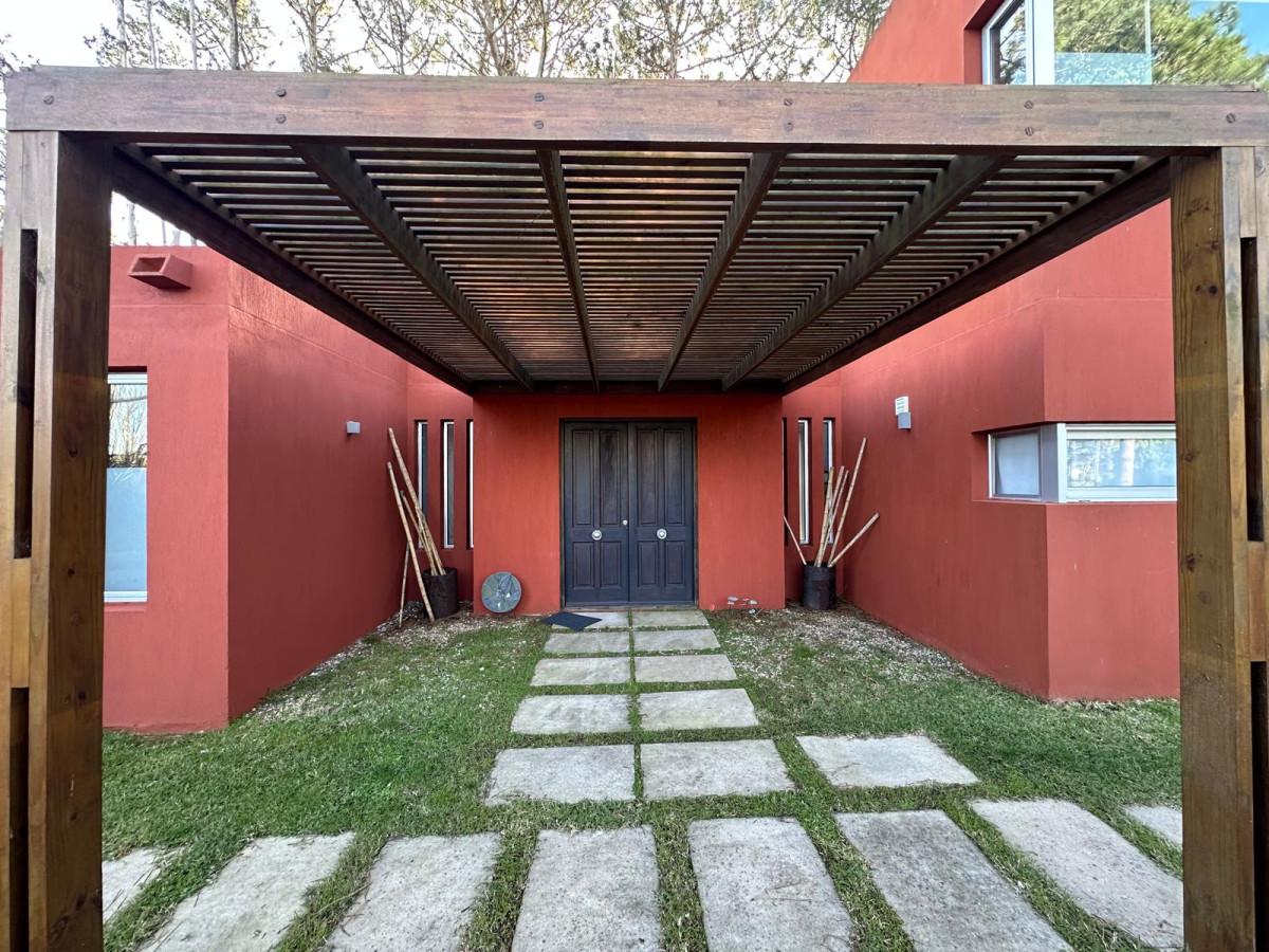 Venta de casa con tres dormitorios en suite en Montoya La Barra de Punta del Este