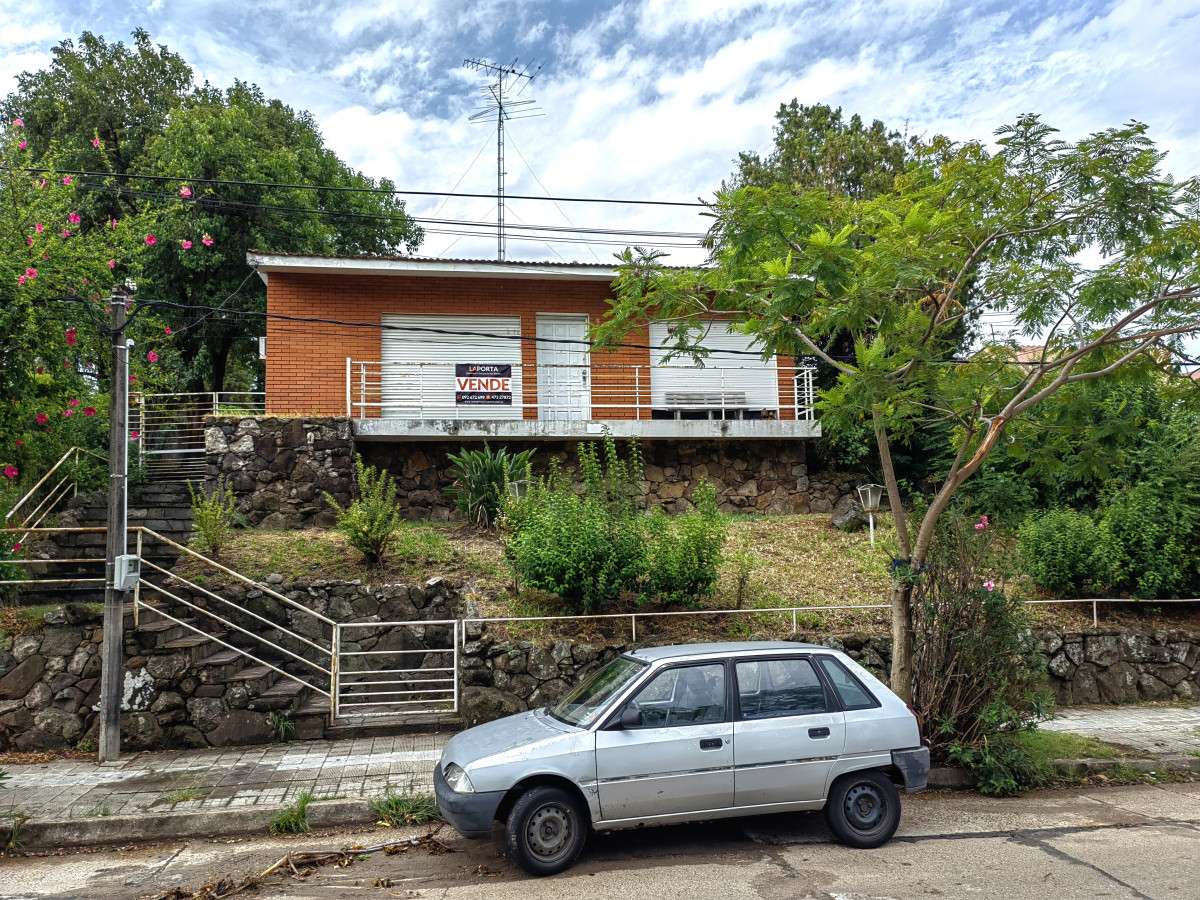 Casa en zona Cerro sobre Av. Barbieri - Ubicación privilegiada y amplios espacios