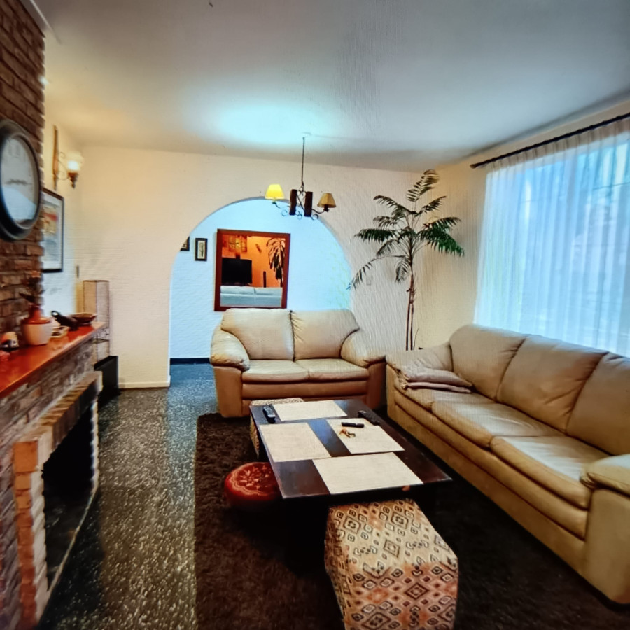 Amplia casa con depósito más local independientes.