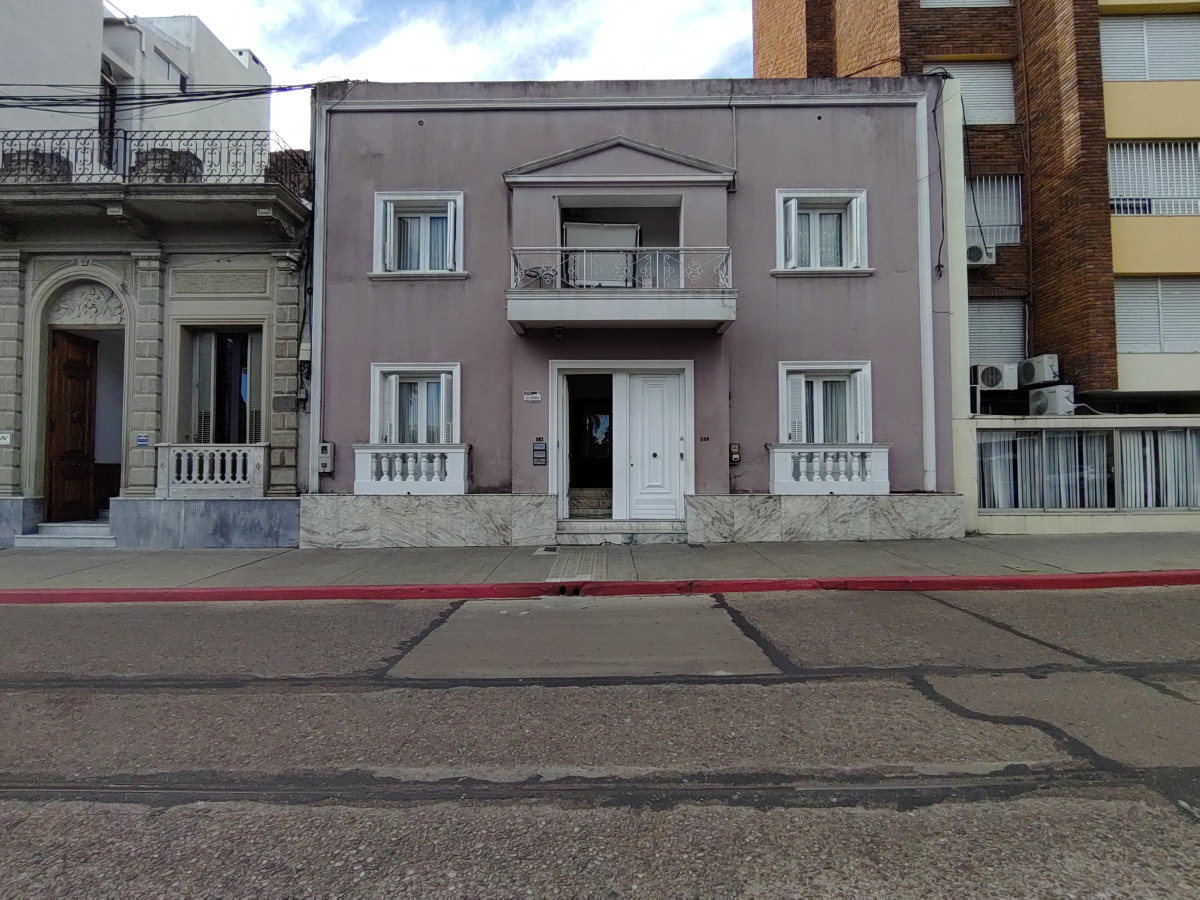 Casa en venta frente a Plaza Artigas, en el centro de Salto